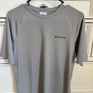 Columbia Men’s Short Sleeve Tee in Light Gray